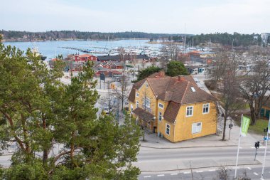Nynshamn, İsveç - 26 Nisan 2023: İlkbaharın başlarında Nynshamn rıhtımı