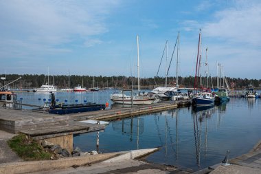 Nynshamn, İsveç - 26 Nisan 2023: İlkbaharın başlarında Nynshamn rıhtımı