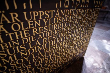 Bağlantı, İsveç - 29 Mayıs 2023: Katedral Bağlantısı (Linkpings domkyrka) iç görünüm: farklı diller yazıtları