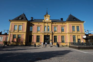 Bağlantı, İsveç - 29 Mayıs 2023: Güneşli bir günde merkez tren istasyonunu bağlamak