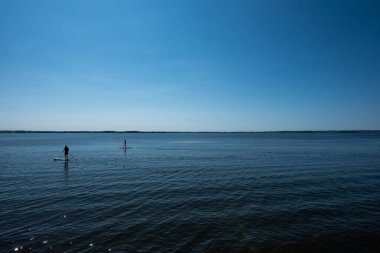 Ekngen 'den Roxen Gölü' nün güneşli yaz manzarası)