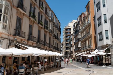 Mlaga, İspanya - 5 Temmuz 2023: Güneşli yaz gününde Malaga 'nın merkez caddeleri