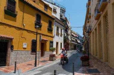 Marbella, İspanya - 05 Temmuz 2023: Güneşli yaz gününde Marbella sokakları