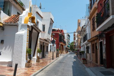 Marbella, İspanya - 05 Temmuz 2023: Güneşli yaz gününde Marbella sokakları