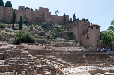 Mlaga, İspanya - 5 Temmuz 2023: Malaga 'daki Roma amfitiyatrosu (eski Müslüman şehri)