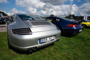 Stockholm, İsveç - 05 Ağustos 2023: Açık hava araba sergisinde renkli Porsche arabaları