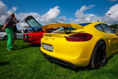 Stockholm, İsveç - 05 Ağustos 2023: Açık hava araba sergisinde renkli Porsche arabaları