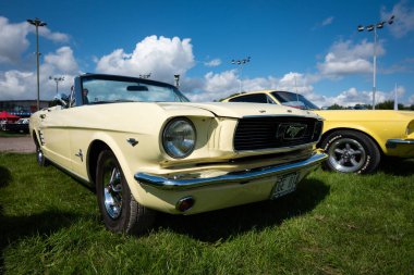 Stockholm, İsveç - 05 Ağustos 2023: Ford Mustang otomobil fuarının klasik birinci nesil versiyonu 