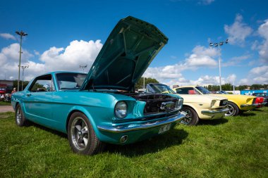 Stockholm, İsveç - 05 Ağustos 2023: Ford Mustang otomobil fuarının klasik birinci nesil versiyonu 
