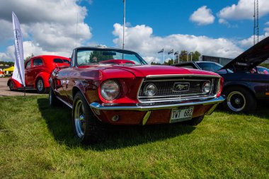 Stockholm, İsveç - 05 Ağustos 2023: Ford Mustang otomobil fuarının klasik birinci nesil versiyonu 