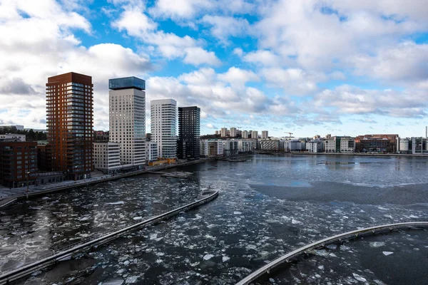 Stockholm, İsveç - 17 Şubat 2024: Liljeholmen ilçesindeki Liljeholmskajen bölgesi rstabroarna köprüsünden görüldü