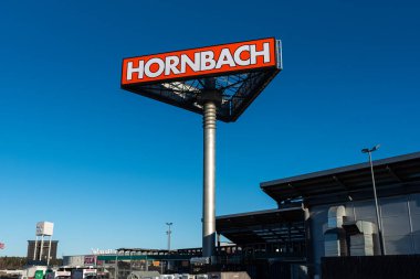 Stockholm, İsveç - 17 Mart 2024: Hornbach, Alman perakende mağazası inşaat malzemeleri ve ev eşyaları satan, mağaza girişinde logo işareti