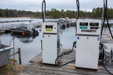 kersberga, İsveç - 13 Nisan 2024: Rıhtımdaki tekne benzin istasyonu, tekne yakıtını doldurmak için özel bir yer