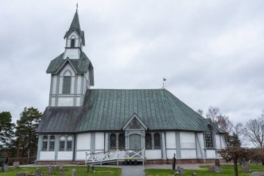 Ljuster, İsveç - 13 Nisan 2024: Ljuster Kyrka (Ljuster Kilisesi), Hjalmar Kumlien tarafından tasarlanan ve 1755 yılında inşa edilen eski ahşap kilise.