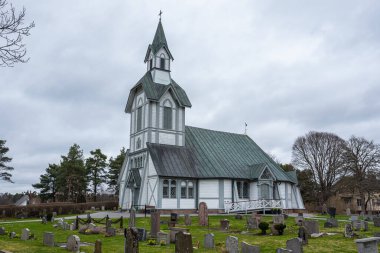 Ljuster, İsveç - 13 Nisan 2024: Ljuster Kyrka (Ljuster Kilisesi), Hjalmar Kumlien tarafından tasarlanan ve 1755 yılında inşa edilen eski ahşap kilise.