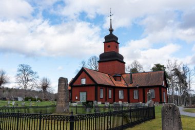 kersberga, İsveç - 13 Nisan 2024: Roslags-Kulla kyrka, 1706 yılında inşa edilen eski ahşap kilise