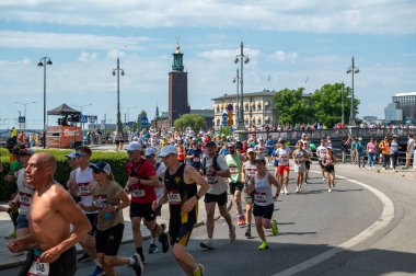 Stockholm, İsveç - 1 Haziran 2024: Adidas 'ın yıllık Stockholm Maratonu, şehir merkezinde güneşli ve sıcak havayla koşan sporcular