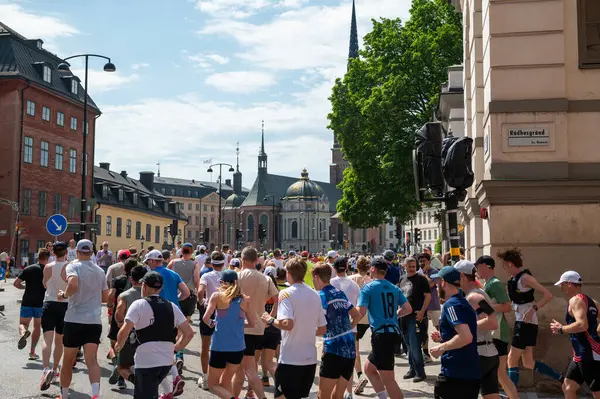 Stockholm, İsveç - 1 Haziran 2024: Adidas 'ın yıllık Stockholm Maratonu, şehir merkezinde güneşli ve sıcak havayla koşan sporcular
