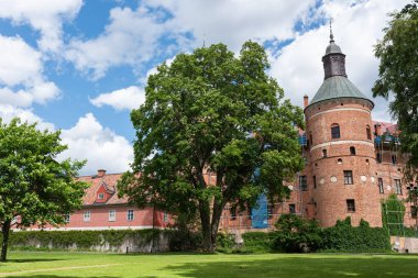 Mariefred, İsveç - 29 Haziran 2024: Gripsholms yuvası (Gripsholm Kalesi), İsveç 'in parlak güneşli bir günde tarihi şatosu