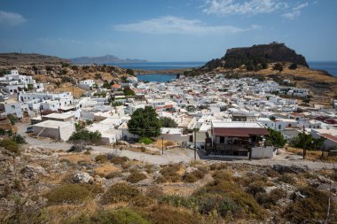 Güneşli bir günde, Rodos adasındaki Lindos köyünün uzak manzarası