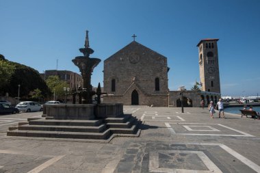 Rodos, Yunanistan - 07 Haziran 2024: Rodos Colossus yakınlarındaki Rodos kentinin liman manzaraları