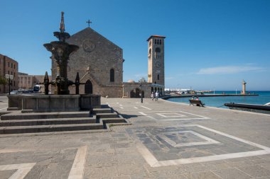 Rodos, Yunanistan - 07 Haziran 2024: Rodos Colossus yakınlarındaki Rodos kentinin liman manzaraları