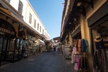 Rodos, Yunanistan - 07 Haziran 2024: Rodos 'taki eski kasaba manzarası sıcak güneşli bir günde çekildi