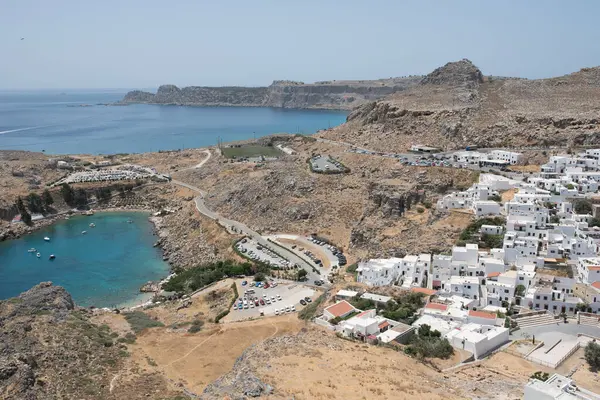Güneşli bir günde, Rodos adasındaki Lindos köyünün uzak manzarası