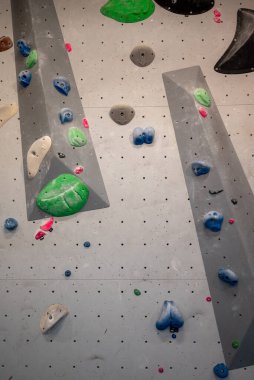 Stockholm, İsveç - 26 Temmuz 2024: İsveç 'in en büyük tırmanma sporu olan Klttercentret' te birçok farklı kaya işleme sorunuyla tırmanmak