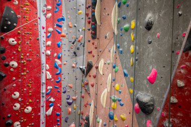 Stockholm, İsveç - 26 Temmuz 2024: İsveç 'in en büyük tırmanma sporu olan Klttercentret' te birçok farklı kaya işleme sorunuyla tırmanmak