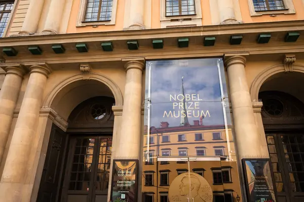 Stockholm, İsveç - 26 Temmuz 2024: Nobel Ödülü Müzesi giriş logosu işareti