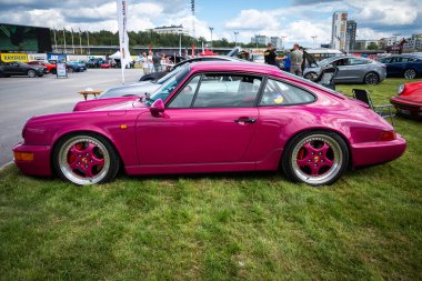 Stockholm, İsveç - 3 Ağustos 2024: Stockholm Otomobil Buluşması 'nda Mor Porsche 911 (964) Carrera