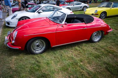 Stockholm, İsveç - 3 Ağustos 2024 Stockholm Otomobil Fuarı 'nda Kırmızı Porsche 356