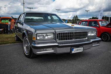 Stockholm, İsveç - 3 Ağustos 2024: Chevrolet Caprice Klasik Brougham 1990 ön gösterimi Stockholm Car Meet