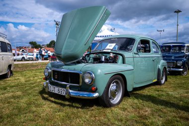 Stockholm, İsveç - 3 Ağustos 2024: Stockholm Otomobilinde eski klasik mavi Volvo PV544 (PV444)