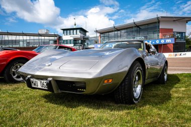 Stockholm, İsveç - 03 Ağustos 2024: Gri Chevrolet Corvette Stingray C3