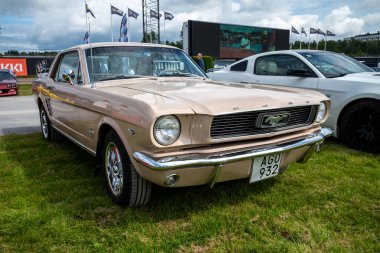 Stockholm, İsveç - 03 Ağustos 2024: Ford Mustang klasik otomobil fuarı sergisi birinci nesil versiyonu