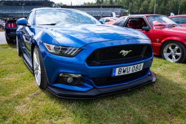 Stockholm, İsveç - 3 Ağustos 2024: Stockholm Otomobilinde altıncı nesil mavi Ford Mustang