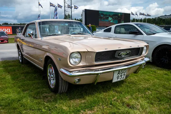 Stockholm, İsveç - 03 Ağustos 2024: Ford Mustang klasik otomobil fuarı sergisi birinci nesil versiyonu