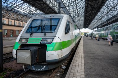 Helsinki, Finlandiya - 10 Ağustos 2024: Helsinki Merkez İstasyonu 'nda VR Sınıf Sm3 (Sm3 Pendolino) kalkış için bekliyor