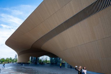 Helsinki, Finlandiya - 10 Ağustos 2024: Helsinki Merkez Kütüphanesi Oodi açık hava manzarası