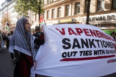 Stockholm, İsveç - 24 Ağustos 2024: Stockholm şehir merkezinde Filistin yanlısı destek toplantısında tezahürat yapan insanlar