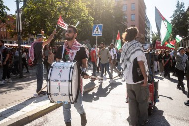 Stockholm, İsveç - 24 Ağustos 2024: Stockholm şehir merkezinde Filistin yanlısı destek toplantısında tezahürat yapan insanlar