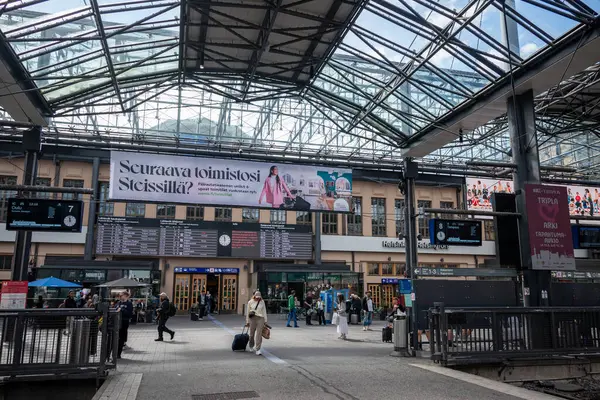Helsinki, Finlandiya - 10 Ağustos 2024: Helsinki Merkez İstasyonu, ana salon manzarasının içi