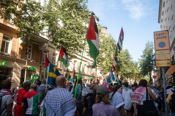 Stockholm, İsveç - 24 Ağustos 2024: Stockholm şehir merkezinde Filistin yanlısı destek toplantısında tezahürat yapan insanlar