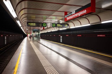 Viyana, Avusturya - 20 Ekim 2024: Viyana metrosunun tipik yeraltı istasyonu (U-Bahn)