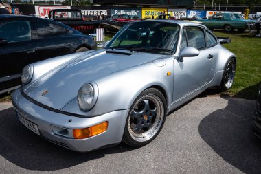 Stockholm, İsveç - 2 Ağustos 2025: Stockholm Otomobil Buluşması 'nda gümüş Porsche 911 (964 nesil) Turbo görüldü