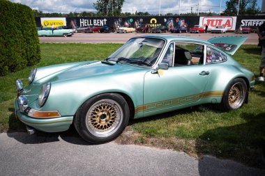 Stockholm, İsveç - 2 Ağustos 2025: Green Custom Klasik Porsche 911 Stockholm Otomobil Fuarı 'nda görülen ilk uzun kapüşonlu nesil