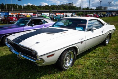 Stockholm, İsveç - 2 Ağustos 2025: 1970 Beyaz Dodge Challenger RT İlk Nesli Stockholm Otomobil Buluşması 'nda görüldü