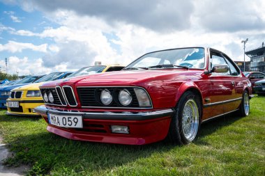 Stockholm, İsveç - 2 Ağustos 2025: Kırmızı BMW 6-Serisi E24, Köpekbalığı Burnu Stockholm Otomobil Buluşması 'nda görüldü